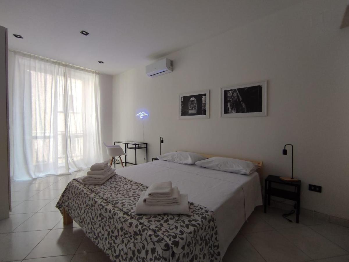 O'Tuocc A Chiaia Apartment เนเปิลส์ ภายนอก รูปภาพ