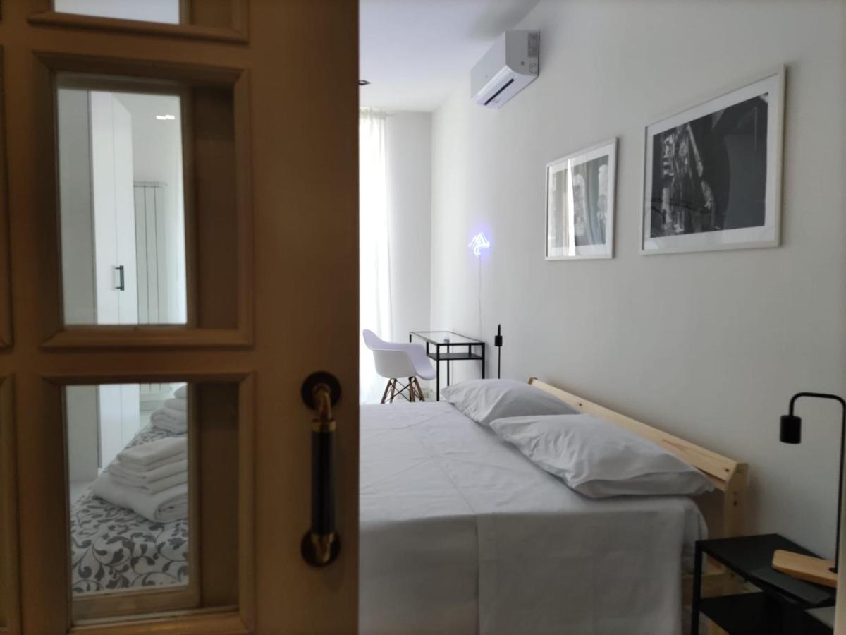 O'Tuocc A Chiaia Apartment เนเปิลส์ ภายนอก รูปภาพ
