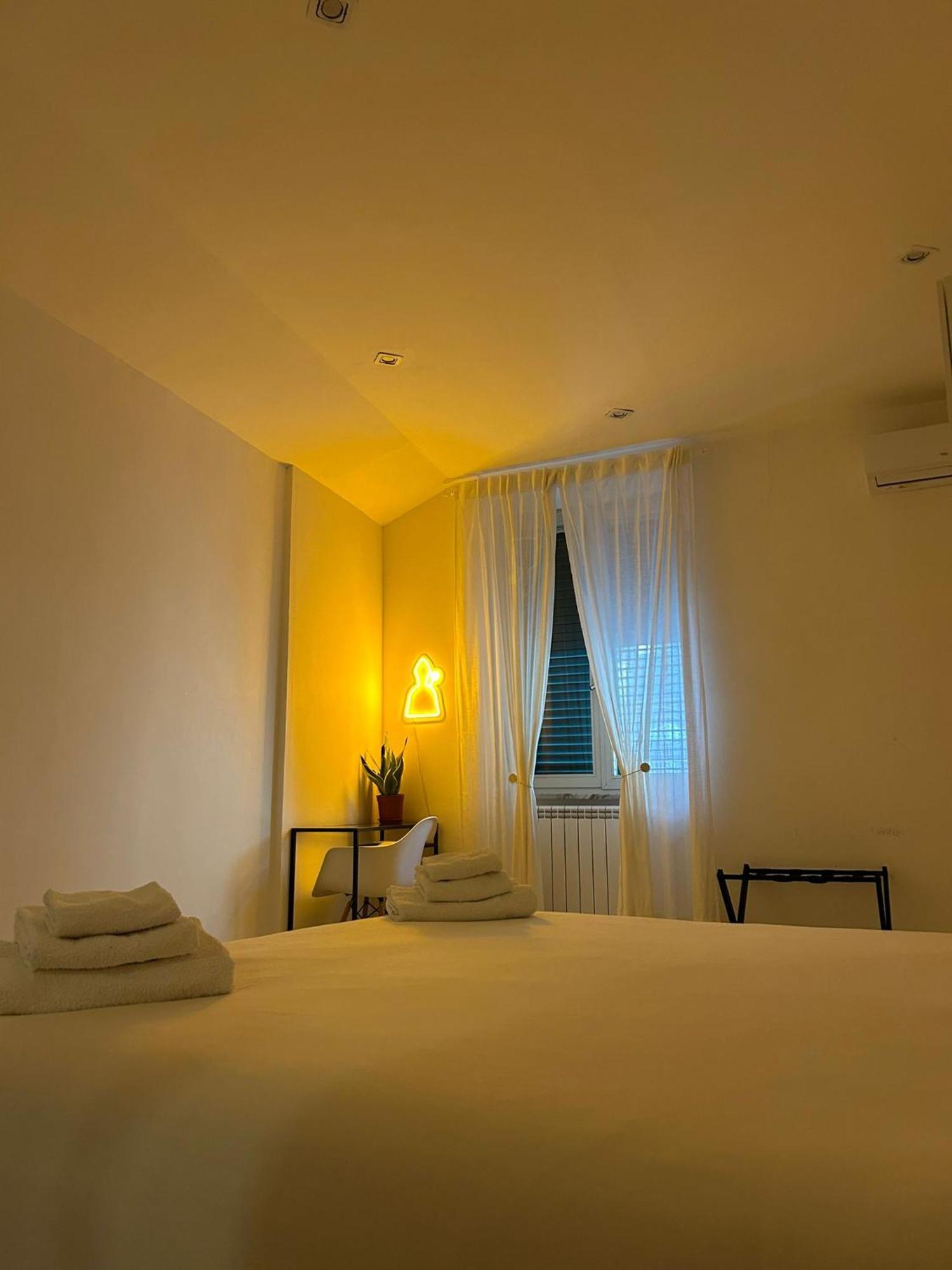 O'Tuocc A Chiaia Apartment เนเปิลส์ ภายนอก รูปภาพ